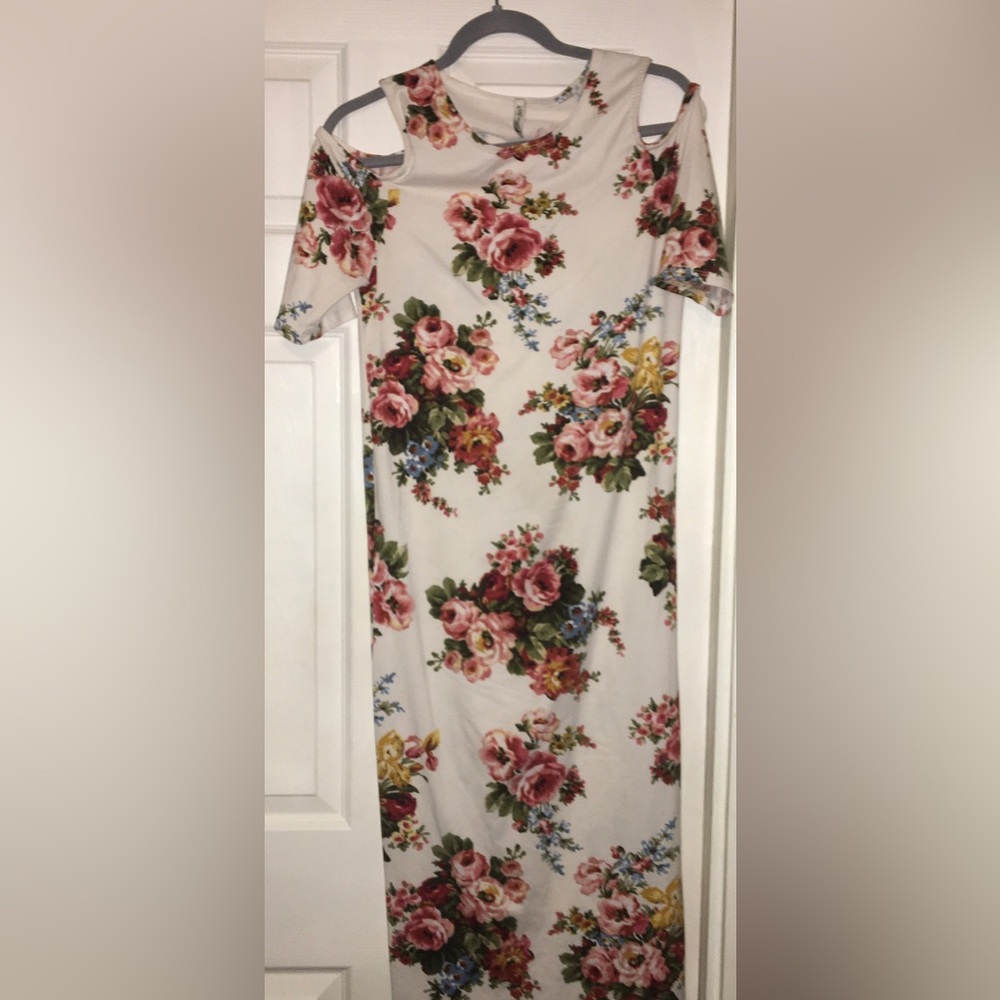 Maternity floral body con cold shoulder style dress. Beautiful print and comfy